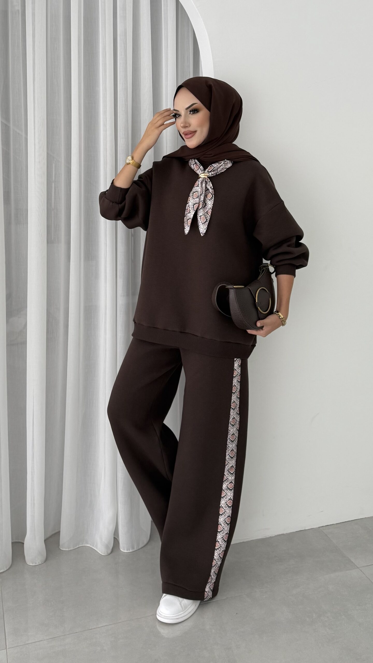 img_7729.jpeg Fular Detaylı Şardonlu Sweat İkili Takım - Kahverengi - Görsel 1